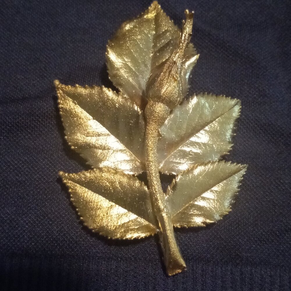 Vintage delicate Gold tone leaf brooch